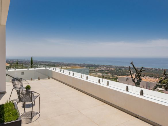 Marbella East – Modern  villa – Sea View – 8 cars garage