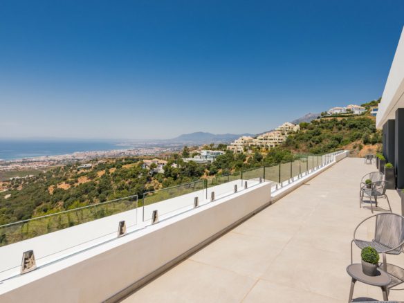 Marbella East – Modern  villa – Sea View – 8 cars garage