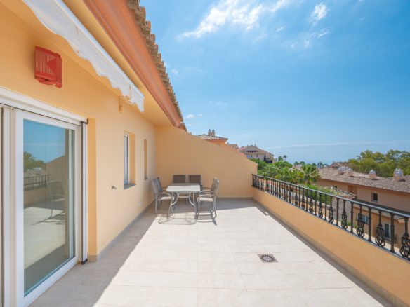 Nueva Andalucia – 3 bed duplex Penthouse  – Sea views