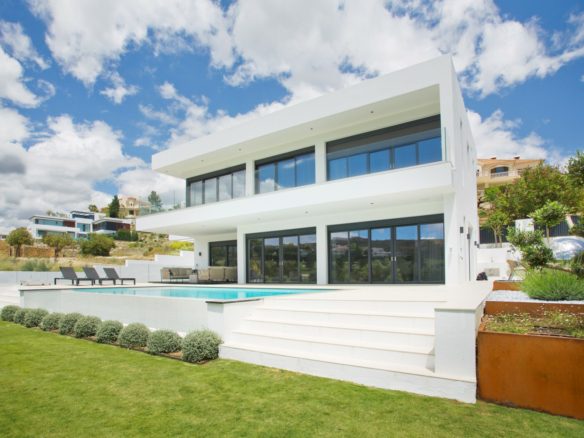 Benahavis – Modern 5 bed villa  – Golf views