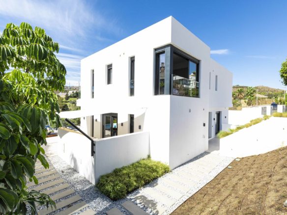 Benahavis – Modern 5 bed villa  – Golf views