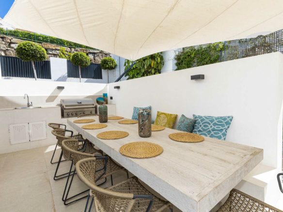 Benahavis – Modern 5 bed villa  – Golf views