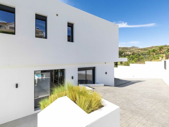 Benahavis – Modern 5 bed villa  – Golf views