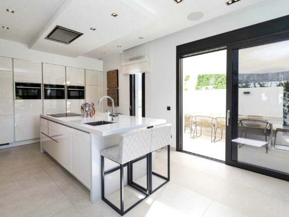 Benahavis – Modern 5 bed villa  – Golf views