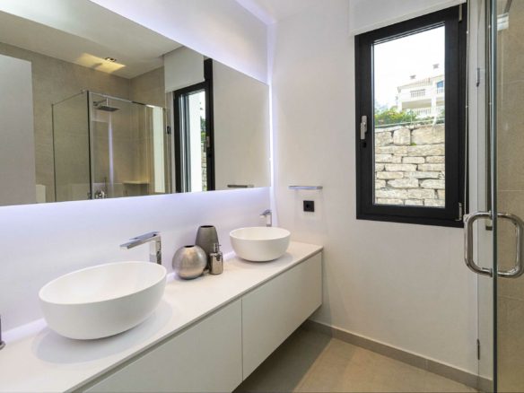 Benahavis – Modern 5 bed villa  – Golf views