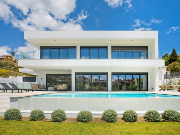 Benahavis – Modern 5 bed villa  – Golf views