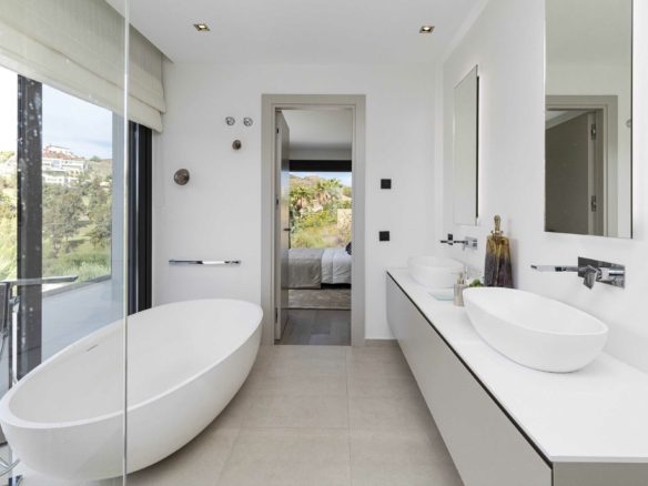Benahavis – Modern 5 bed villa  – Golf views