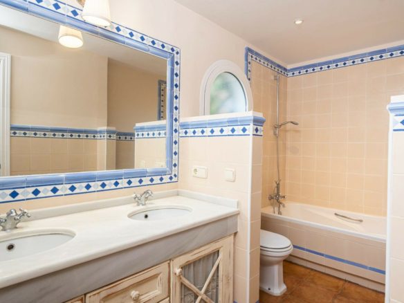 Nueva Andalucia  – 4B House – South facing