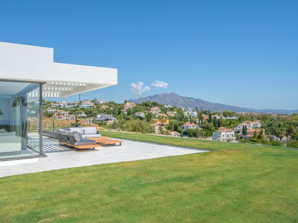 Benahavis- Penthouse – Private Pool- Garden – Sea Views