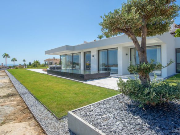 Benahavis- Penthouse – Private Pool- Garden – Sea Views