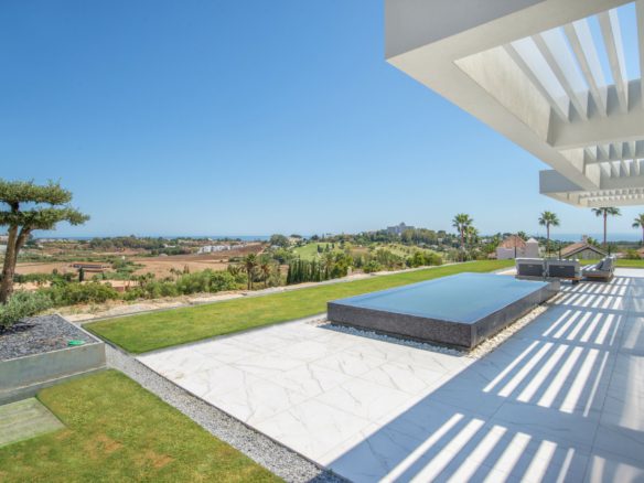 Benahavis- Penthouse – Private Pool- Garden – Sea Views