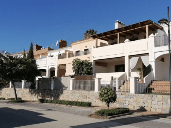 Bank repo – Estepona townhouses – Near Golf & Facilities