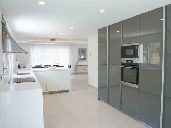 Nueva Andalucia – 7bed – Modern villa for sale