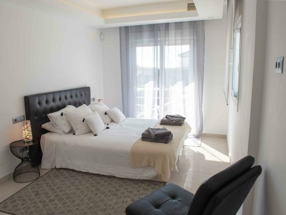Nueva Andalucia – 7bed – Modern villa for sale
