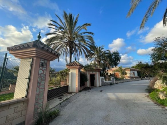 Estepona – Finca for sale – Near Coast