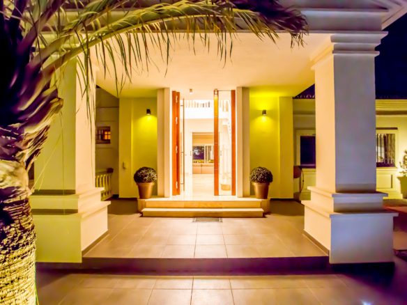 Nueva Andalucia – Best Priced Villa – For Sale & Rent