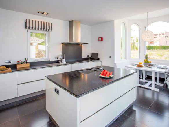 Nueva Andalucia – Best Priced Villa – For Sale & Rent