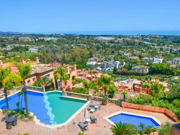 Nueva Andalucia – Penthouse – 3bed – South facing -Sea views