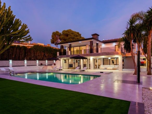 Marbella East  – Modern villa – Near Beach