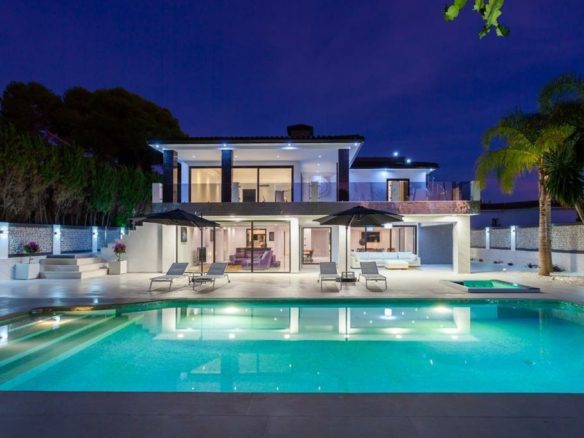 Marbella East  – Modern villa – Near Beach