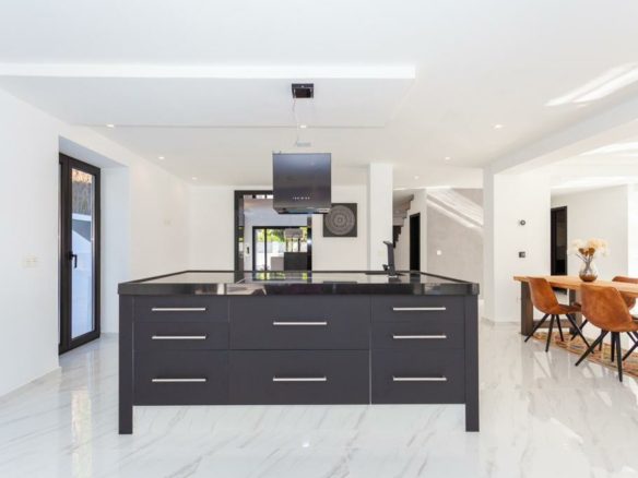 Marbella East  – Modern villa – Near Beach