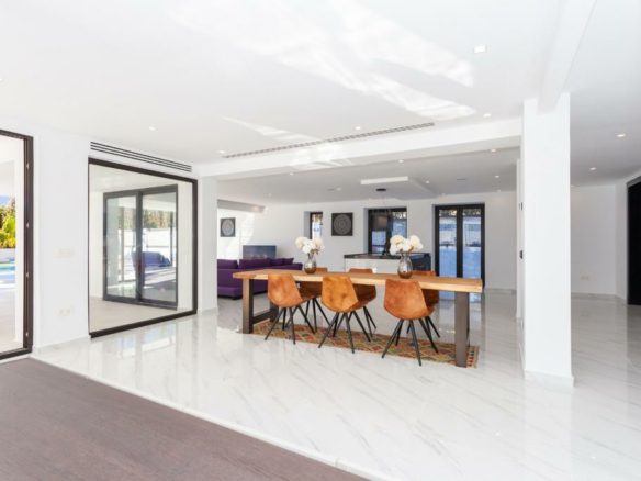 Marbella East  – Modern villa – Near Beach