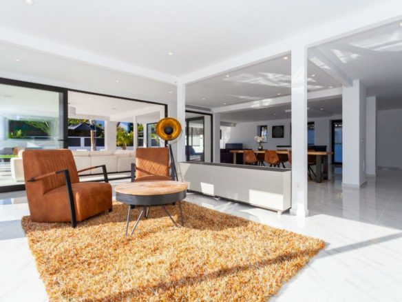 Marbella East  – Modern villa – Near Beach