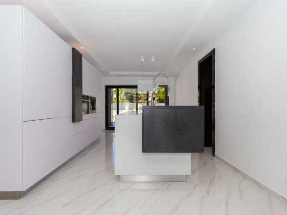 Marbella East  – Modern villa – Near Beach
