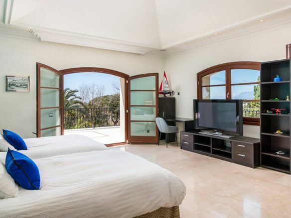 For sale- Golden Mile – Mansion – Sea Views – Gated Community 🏝️🌟