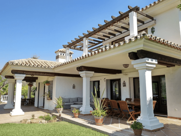 For Sale – Istán – Amazing Lakeside Villa – Beautiful Nature & Lake Views 🏞️🏡🌊