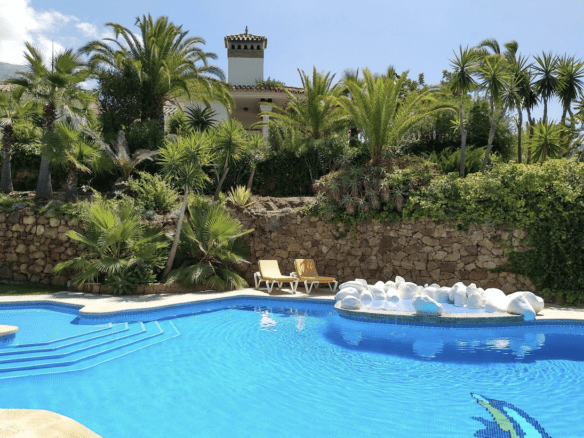 For Sale – Istán – Amazing Lakeside Villa – Beautiful Nature & Lake Views 🏞️🏡🌊