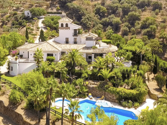 For Sale – Istán – Amazing Lakeside Villa – Beautiful Nature & Lake Views 🏞️🏡🌊