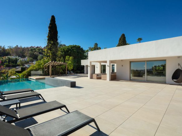 Nueva Andalucia – Modern villa – 1st Line Golf