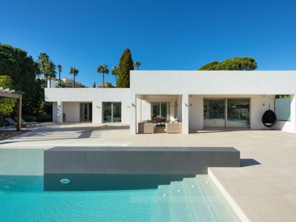 Nueva Andalucia – Modern villa – 1st Line Golf