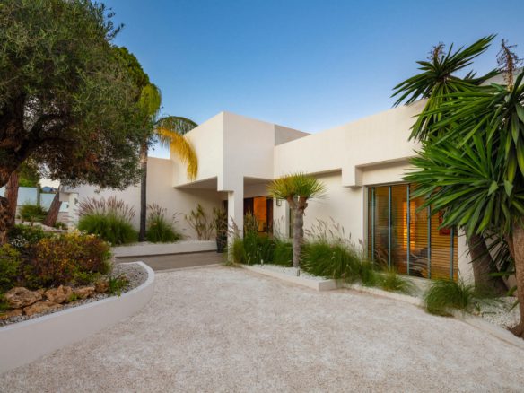 Nueva Andalucia – Modern villa – 1st Line Golf