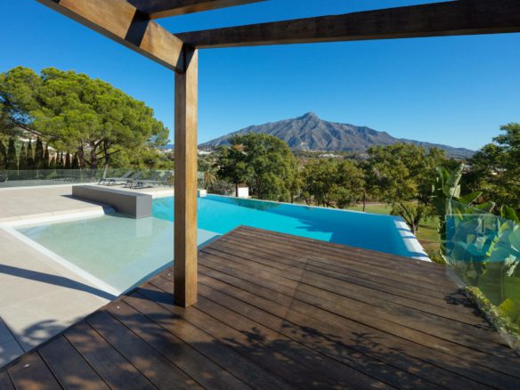 Nueva Andalucia – Modern villa – 1st Line Golf