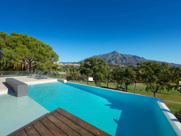 Nueva Andalucia – Modern villa – 1st Line Golf