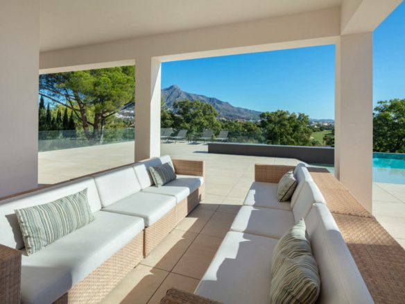 Nueva Andalucia – Modern villa – 1st Line Golf