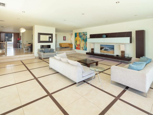 Nueva Andalucia – Modern villa – 1st Line Golf