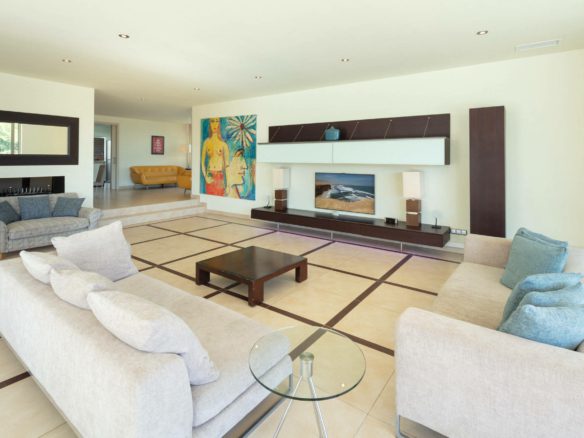 Nueva Andalucia – Modern villa – 1st Line Golf