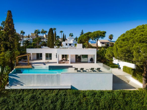 Nueva Andalucia – Modern villa – 1st Line Golf