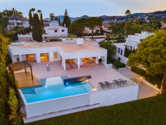 Nueva Andalucia – Modern villa – 1st Line Golf