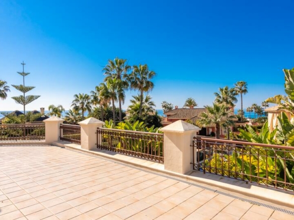 🏡 Elegant Beachside Villa in Marbella East: A Seaside Gem 🌊🌴