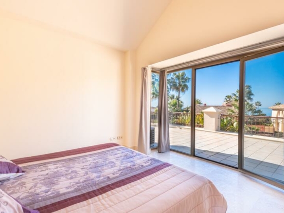 🏡 Elegant Beachside Villa in Marbella East: A Seaside Gem 🌊🌴
