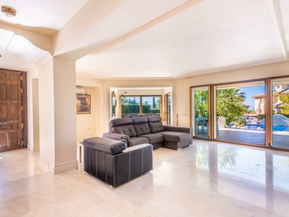 🏡 Elegant Beachside Villa in Marbella East: A Seaside Gem 🌊🌴