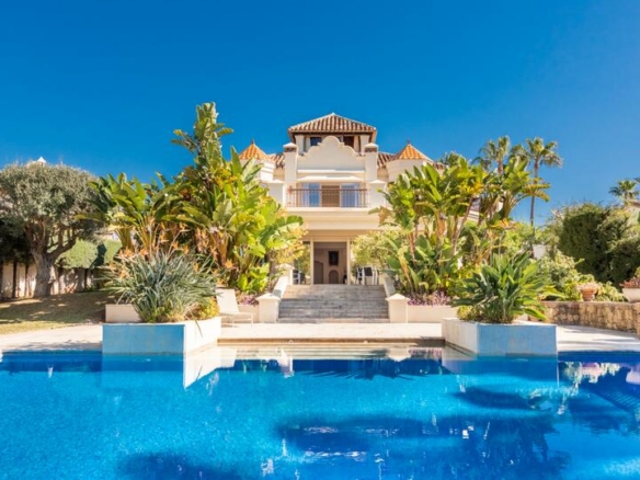 🏡 Elegant Beachside Villa in Marbella East: A Seaside Gem 🌊🌴