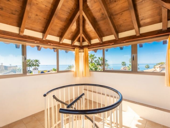 🏡 Elegant Beachside Villa in Marbella East: A Seaside Gem 🌊🌴