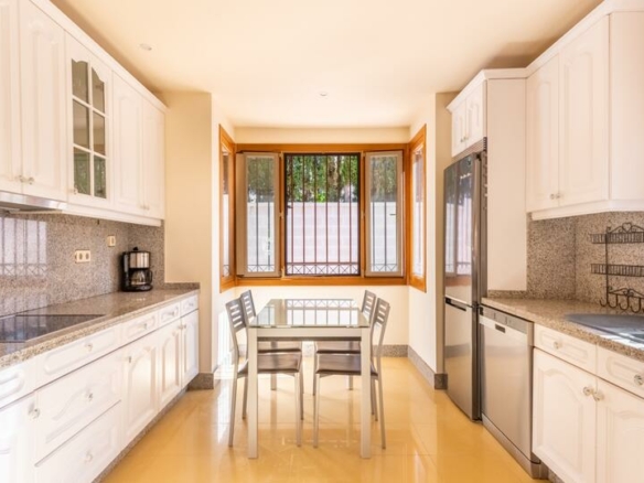 🏡 Elegant Beachside Villa in Marbella East: A Seaside Gem 🌊🌴
