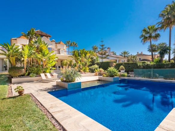 🏡 Elegant Beachside Villa in Marbella East: A Seaside Gem 🌊🌴