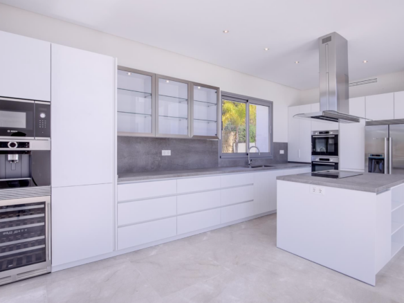 Benahavis – Modern villa – Gated Golf Community